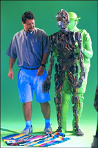 C3-PO sostenuto da un'invisibile burattinaio, © 1999 Lucasfilm Ltd